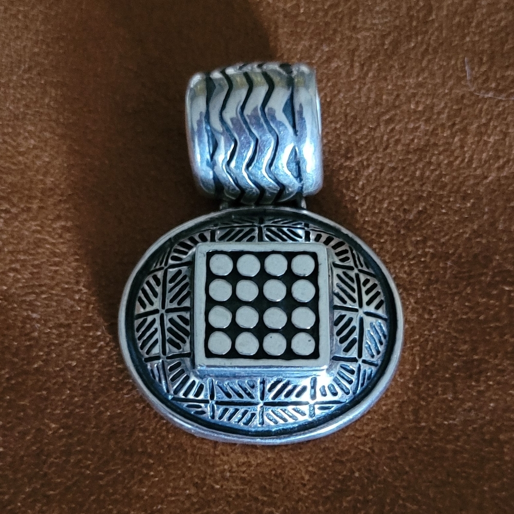 Elegant Silver Pendant with Intricate Design